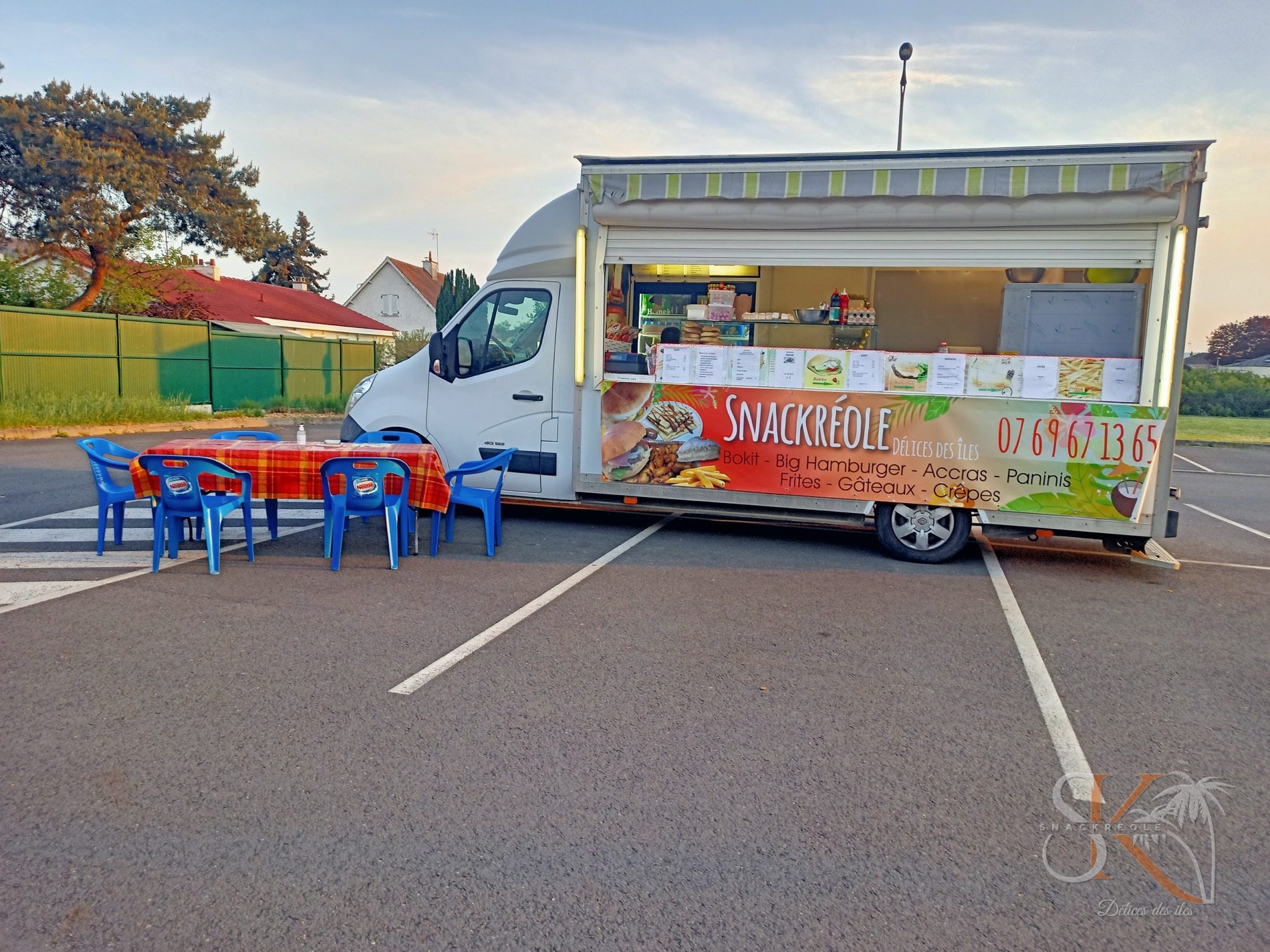Le foodtruck Snackréole installé à Saran